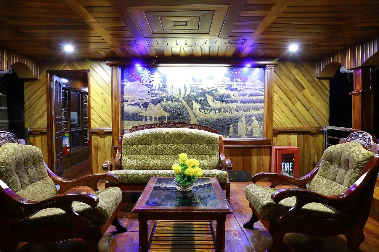 Coco Floatel Hotel Alappuzha 3*,